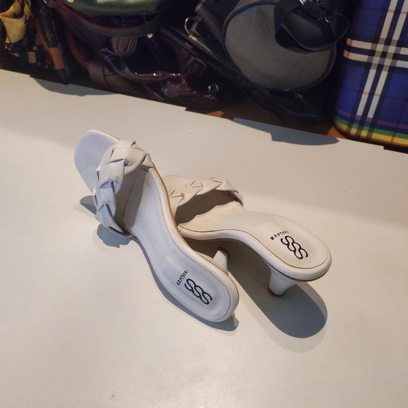 S. S. S brand white heels - Picture 2 of 7